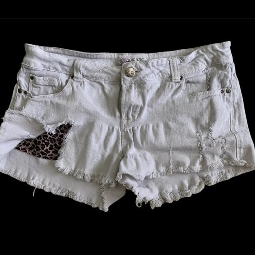 Wurl Women's 13 white distressed shorts